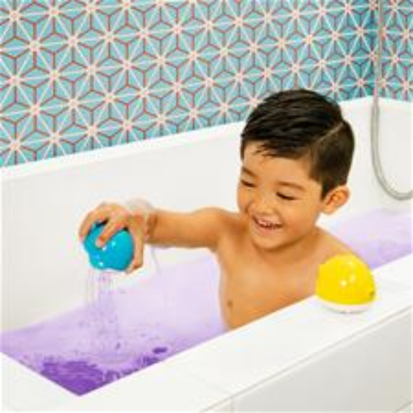 Munchkin Colour Buddies Moisturising Bath Bombs & Toy - Suitable 24 Months+